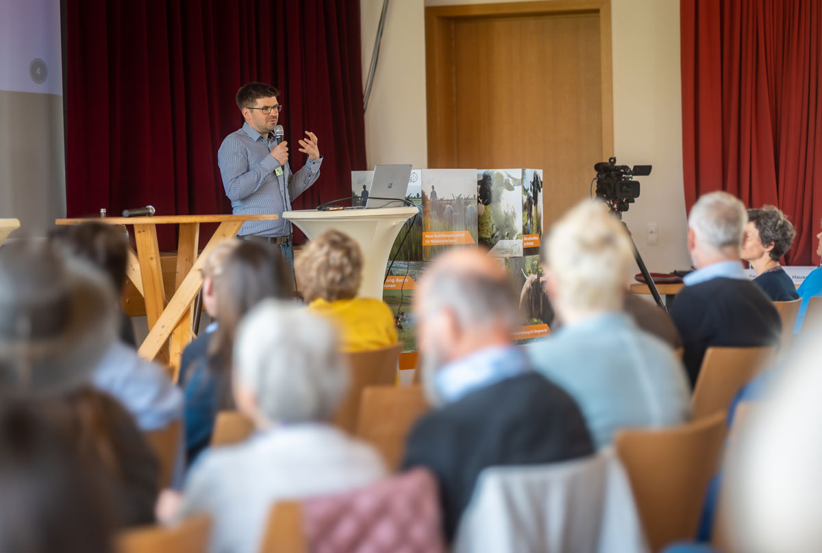 Prof. Dr. Lukas Kiefer bei einem Fachvortrag